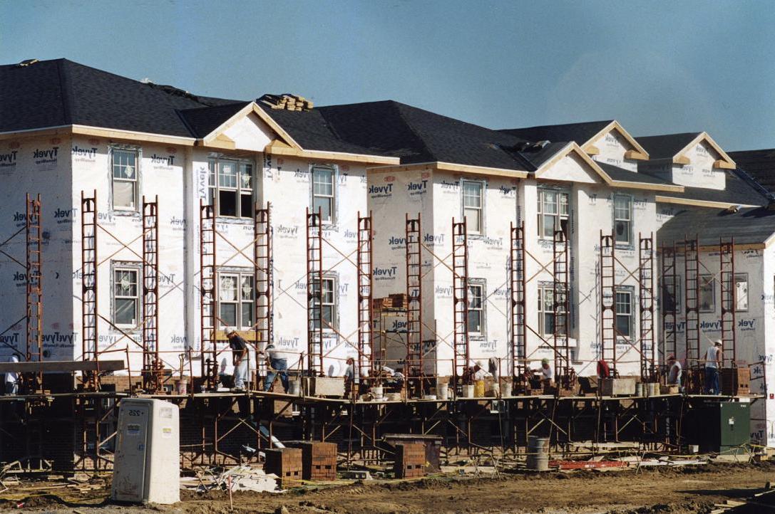 Student 住房 buildings under construction.